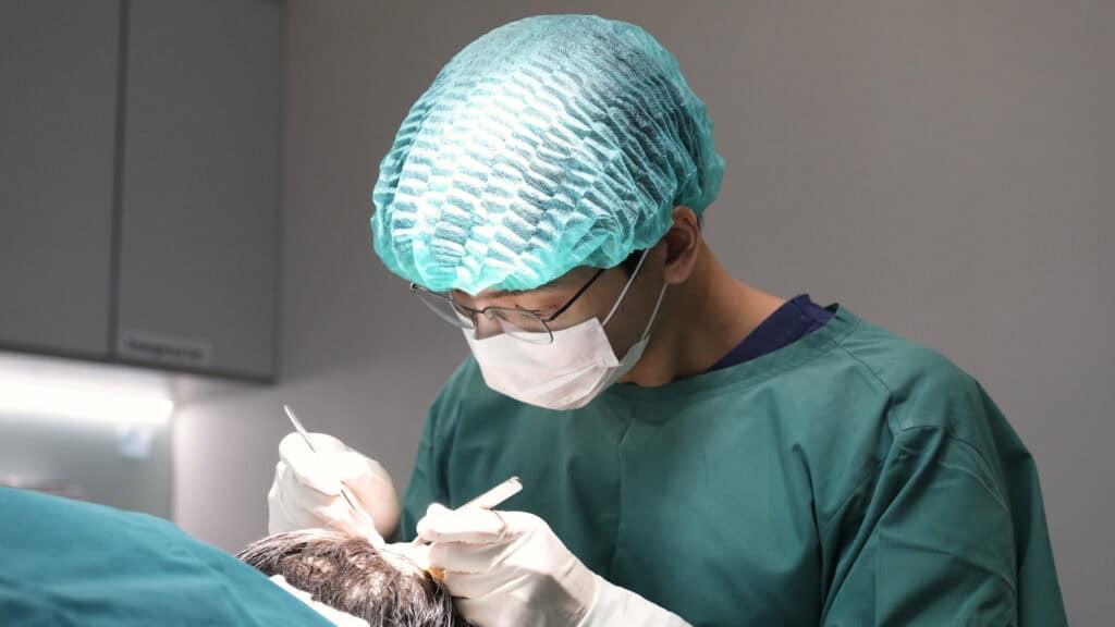 แพทย์กำลังปลูกผมแบบ DHI Micrograft ให้คนไข้