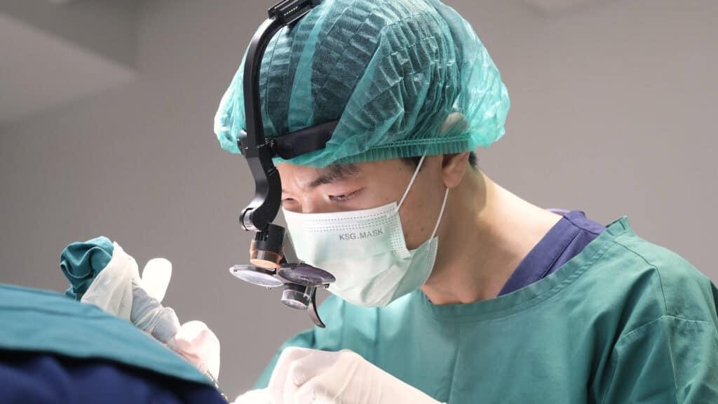 แพทย์กำลังปลูกผมเทคนิค DHI Micrograft
