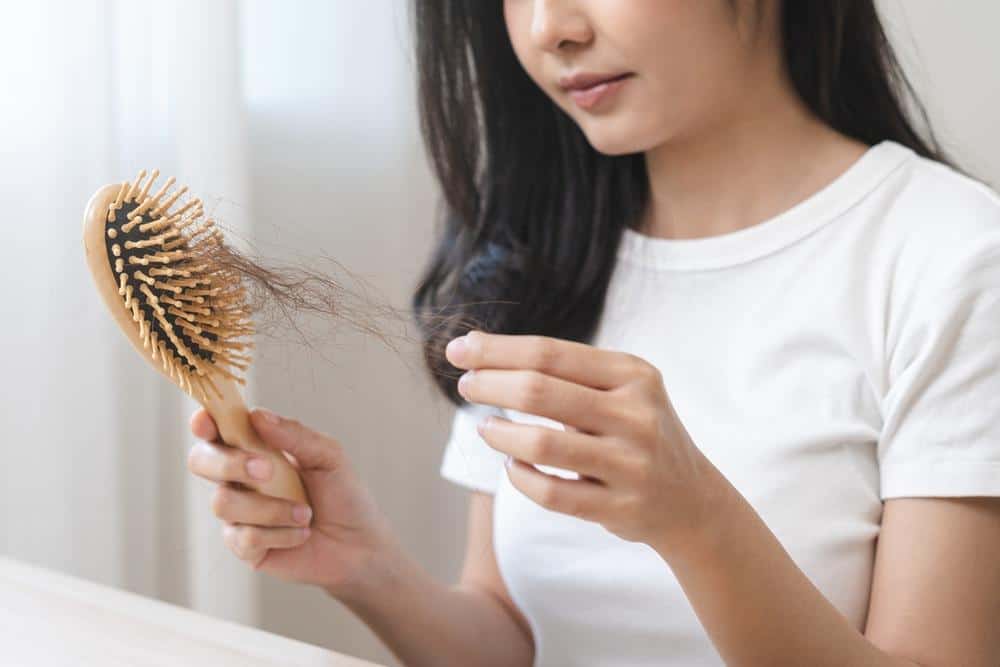 ผมร่วงหลังคลอด เกิดจากอะไร ? พร้อมวิธีลดผมร่วงหลังคลอด