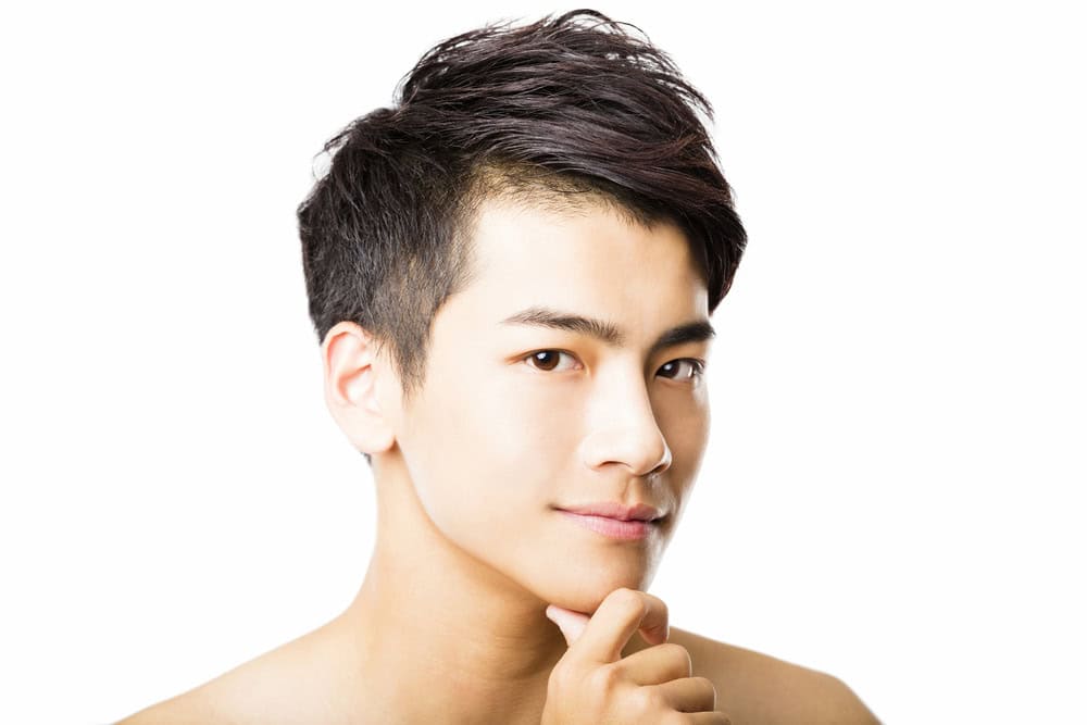 ผู้ชายตัดผมรองทรงปานกลางซึ่งเป็นทรงผมเสริมโหงวเฮ้งด้านความรัก