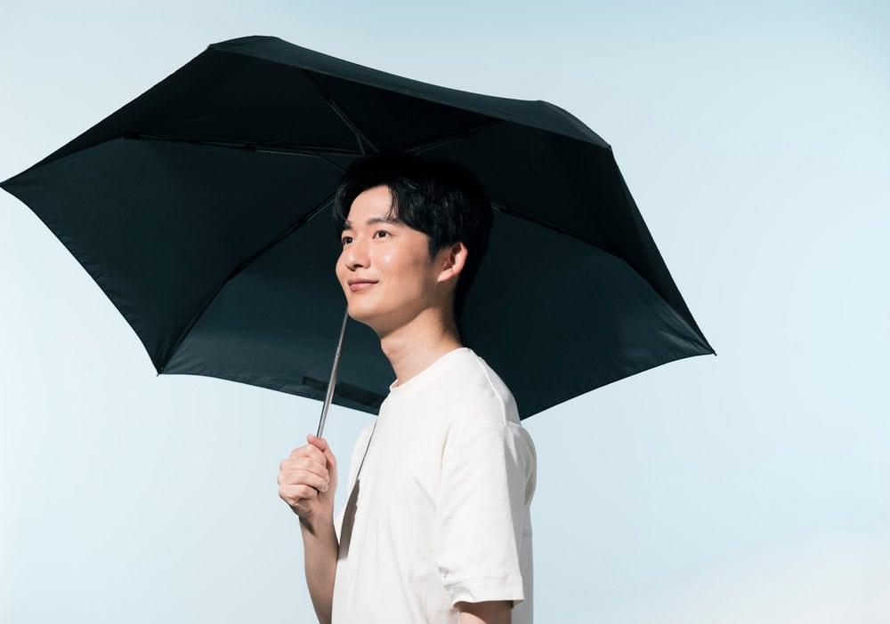 การกางร่มเป็นวิธีป้องกันแสงแดดหลังปลูกผมที่ทำตามได้จริง